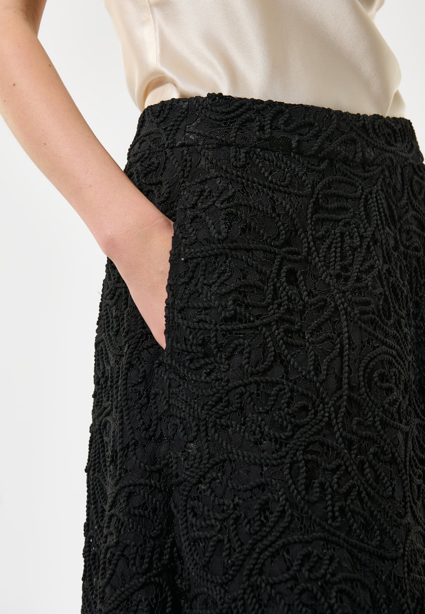 ALMADEA - DEA KUDIBAL - BLACK